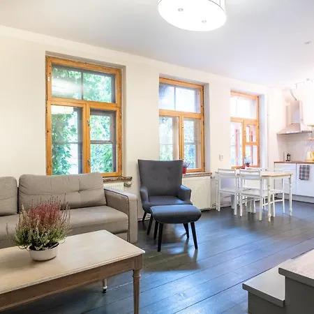 Dream - Bright 2-bedroom 2-floor Old Town Apartment *
