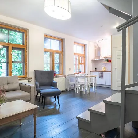 Dream - Bright 2-bedroom 2-floor Old Town