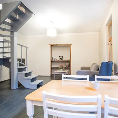 Dream - Bright 2-bedroom 2-floor Old Town 公寓